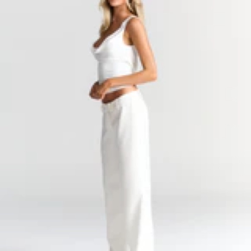 White Sleeveless Women's Top & bottoms
